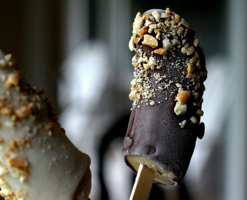 Frozen-chocolate-dipped-banana-pop