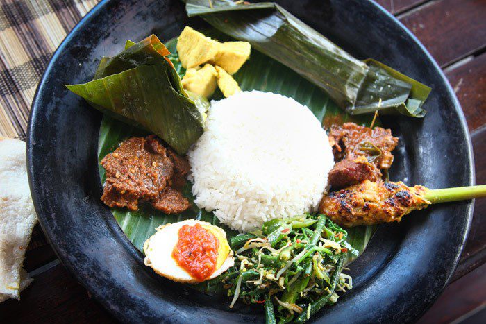 Saté Bali plate of food