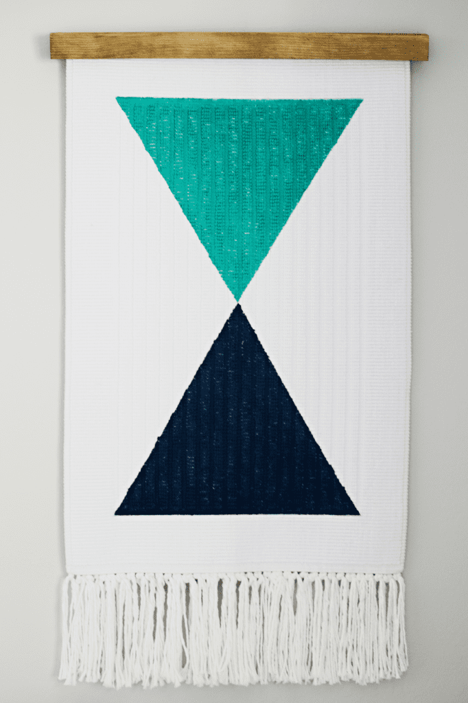 via Brittany Makes, link: http://www.brittanymakes.com/2014/09/25/diy-woven-wall-hanging-from-bathmat/